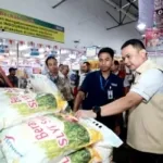 Gerakan Pangan Murah, Polda Jatim Gandeng Bulog Salurkan 2 Ton Beras Rp 11 ribu