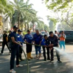 Tindak Cepat, Damkar Bondowoso Semprot Alun-Alun Hilangkan Bau Kotoran Andong