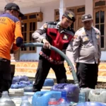 Polsi Peduli : Polres Probolinggo Gandeng BPBD Distribusikan Air Bersih untuk Warga Tiris