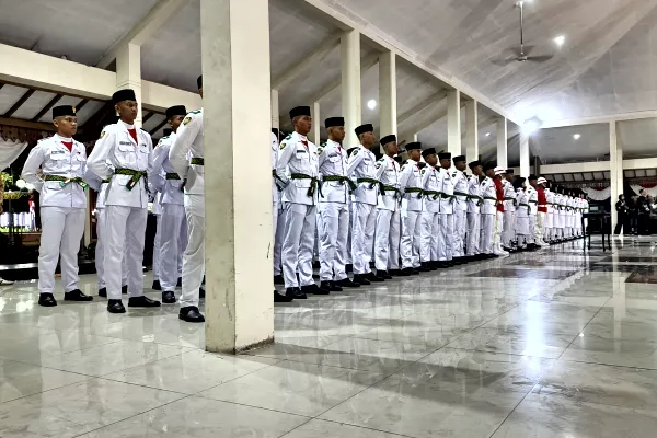Kukuhkan 76 Anggota Paskibraka 2025 untuk HUT ke-80 RI