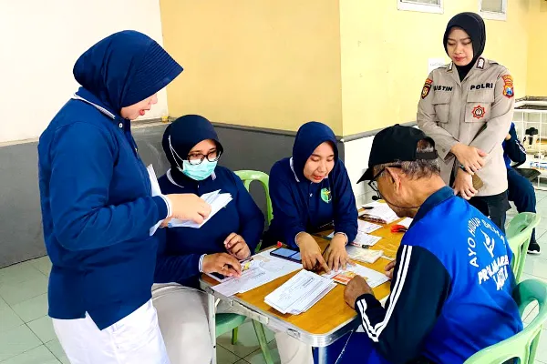 Polwan Polresta Malang Kota Gelar Bakti Kesehatan Gratis