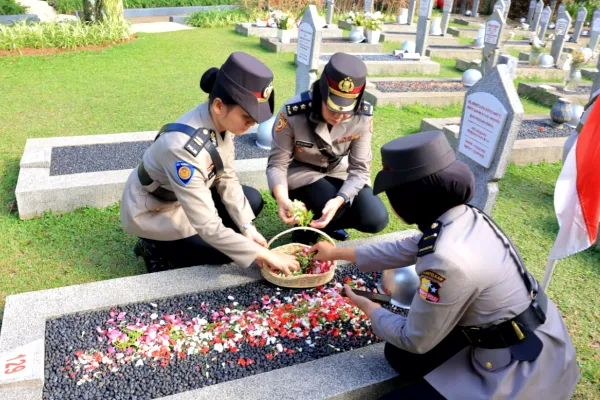 Polwan Mabes Polri Tabur Bunga di TMP Kalibata, Kenang Jasa Pahlawan pada HUT ke-77