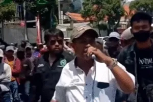 Ratusan Juru Parkir Surabaya Geruduk DPRD, Protes Pemutusan Sepihak Lahan Parkir Mie Gacoan