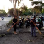 Ojol & Warga Kompak Bersihkan Pos Polisi yang Dibakar Massa di Surabaya