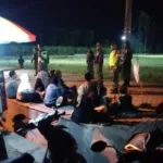 Suasana patroli berlangsung penuh keakraban. Kehadiran Babinsa dan Banser disambut positif masyarakat, terutama para pedagang dan pengunjung pasar malam.