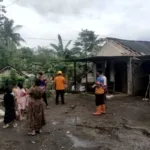 Cuaca ekstrem berupa angin kencang melanda wilayah Kecamatan Taman Krocok, Kabupaten Bondowoso, pada Senin (29/9/2025) siang.