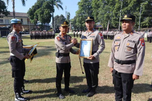 Kapolres Bondowoso Anugerahkan Penghargaan untuk 18 Anggota Berprestasi