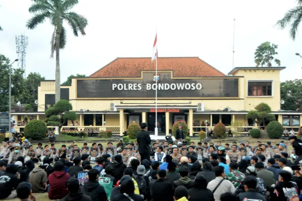 Ratusan Mahasiswa Demo di Bondowoso, Polres Amankan dengan Humanis