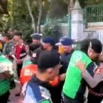 Ratusan Pengemudi Ojol Gelar Aksi Damai Tebar Mawar di Kawasan Monas