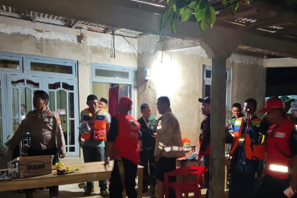 Banjir Bandang dan Longsor Landa Lampung Barat, Polisi Evakuasi Warga di Tengah Malam