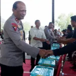Kapolda Jatim Serahkan Bantuan Sembako untuk Nelayan Pacitan