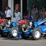 Masing-masing kelompok tani menerima satu unit traktor yang diserahkan langsung oleh Kapolres Jember di sela-sela apel pagi di halaman Mako Polres