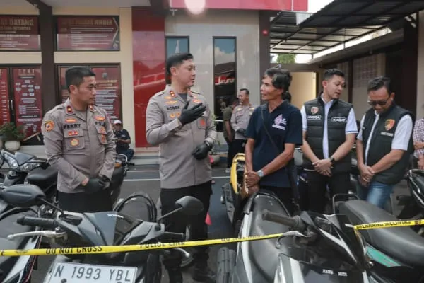 Kapolres Jember AKBP Bobby A. Condroputra, mengatakan para tersangka punya peran berbeda dalam jaringan.