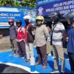 Program ini digelar secara intens di area SATPAS (Satuan Penyelenggara Administrasi SIM) dan Samsat Jember, menjadi wadah interaksi antara polisi lalu lintas dengan masyarakat