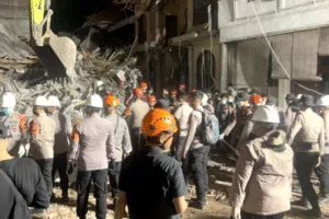 Ratusan Personel Polresta Sidoarjo Berjibaku Bersihkan Puing Bangunan Ponpes Al Khoziny