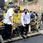 Kepala Desa Sumber Kokap Kawal Langsung Proses Pengaspalan Jalan Lingkungan