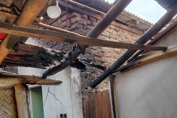 Kebakaran Akibat Konsleting Listrik Hanguskan Kamar Rumah Warga di Tenggarang