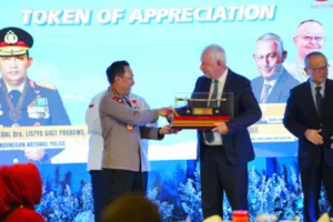 Kapolri menegaskan, Polri berkomitmen penuh hadir dalam penyelesaian berbagai persoalan perburuhan. Hal itu diwujudkan melalui pembentukan Desk Ketenagakerjaan.