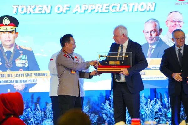 Kapolri menegaskan, Polri berkomitmen penuh hadir dalam penyelesaian berbagai persoalan perburuhan. Hal itu diwujudkan melalui pembentukan Desk Ketenagakerjaan.