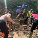 Polres Batu Terjunkan Puluhan Personel Tangani Longsor di Ngantang