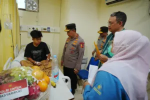 Kapolri Listyo Sigit Jenguk Korban Ledakan SMAN 72 di RSI Cempaka Putih