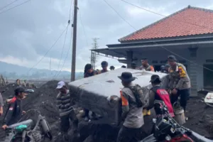 Satbrimob Polda Jawa Timur Perkuat Operasi Kemanusiaan Pasca Erupsi Semeru