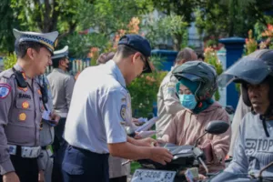 Polantas Menyapa: PJR Polda Jatim Gaspol Edukasi Keselamatan di Operasi Zebra Semeru 2025