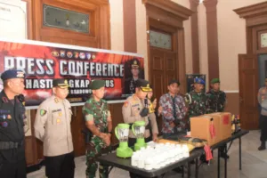 Kapolres Bondowoso Pimpin Apel Gelar Pasukan Operasi Lilin Nataru 2025, Dilanjutkan Ekspos Kinerja Akhir Tahun