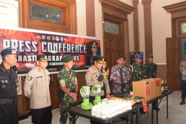 Kapolres Bondowoso Pimpin Apel Gelar Pasukan Operasi Lilin Nataru 2025, Dilanjutkan Ekspos Kinerja Akhir Tahun