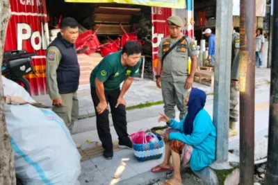 Bukan Sekadar Razia, Satpol PP Bondowoso Bantu Gepeng Hingga Kembali ke Keluarga