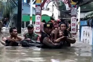 Sigap di Tengah Genangan: Polri Kerahkan Pasukan, Perahu Taktis, dan Dapur Lapangan untuk Warga Cakung