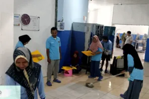 Kompak Jaga Kebersihan, Ibu-Ibu Dapur MBG SPPG Binakal Pastikan Makanan Sehat untuk Anak-Anak