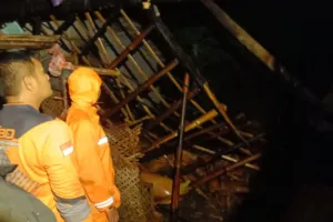 Angin Kencang Terjang Dusun Banyuwulu, Satu Rumah Warga Rusak Berat