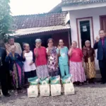 Pemkab Bondowoso Salurkan Bantuan Sembako untuk Warga Miskin Ekstrem di Tiga Desa