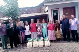 Pemkab Bondowoso Salurkan Bantuan Sembako untuk Warga Miskin Ekstrem di Tiga Desa