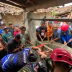 Evakuasi Dramatis! Damkar Selamatkan Warga Terjatuh ke Sumur di Taman Krocok
