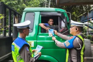 Polda Jatim Gaspol Tertib Tol! Jelang Ketupat Semeru 2026, Truk-Bus Ditegur, Keselamatan Digenjot