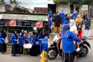 SPPG Binakal Berbagi Takjil di Bulan Ramadan, Tebar Kepedulian di Depan Balai Desa