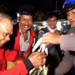 Mas Bhabin, Tangan Kanan Kemanusiaan Kapolres Bondowoso di Tengah Derasnya Hujan
