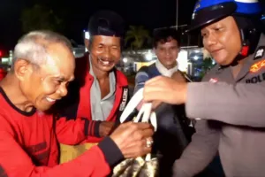 Mas Bhabin, Tangan Kanan Kemanusiaan Kapolres Bondowoso di Tengah Derasnya Hujan