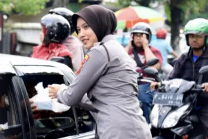 Polwan Polres Bondowoso “Serbu” Pasar Induk, 500 Takjil Ludes Dibagikan – Ramadhan Jadi Panggung Kepedulian