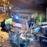 Akses Menuju Binakal Ditutup Total, Warga Gotong Royong Perbaiki Jalan Rusak