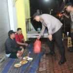 Patroli Sahur Humanis! Kapolres Aryo Dwi Wibowo Turun ke Jalan, Bagi Nasi Sahur Sekaligus Sosialisasikan Layanan 110