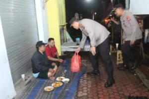 Patroli Sahur Humanis! Kapolres Aryo Dwi Wibowo Turun ke Jalan, Bagi Nasi Sahur Sekaligus Sosialisasikan Layanan 110