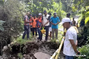 Jembatan Penghubung Antar Dusun di Klekean Botolinggo Ambruk Diterjang Arus Sungai