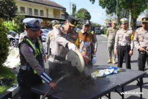 Berantas Penyakit Masyarakat, Polres Bondowoso Hancurkan Ribuan Miras dan Knalpot Brong