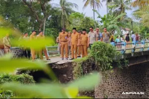 Pasca Jembatan Ambruk, Bupati Bondowoso Abdul Hamid Wahid Tinjau Langsung Lokasi Banjir di Prajekan