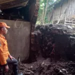 Hujan Deras Picu Longsor di Grujugan, Dapur Rumah Warga Ambruk