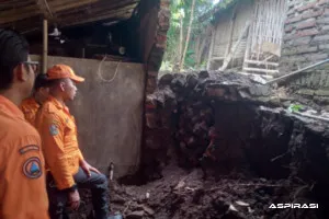 Hujan Deras Picu Longsor di Grujugan, Dapur Rumah Warga Ambruk