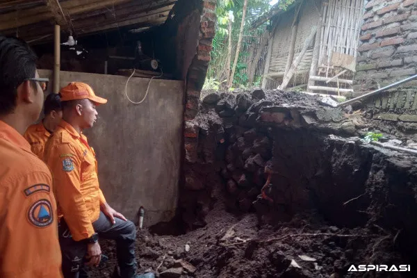 Hujan Deras Picu Longsor di Grujugan, Dapur Rumah Warga Ambruk